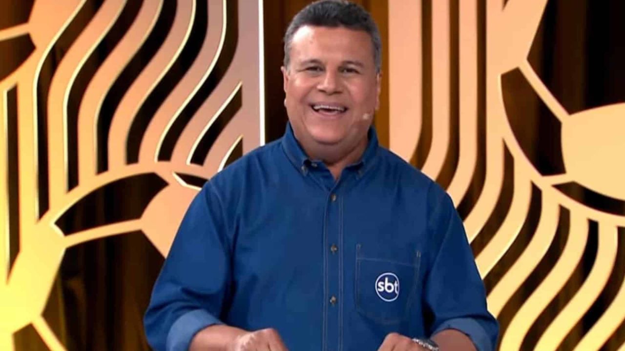 Foto de Téo José em estúdios do SBT