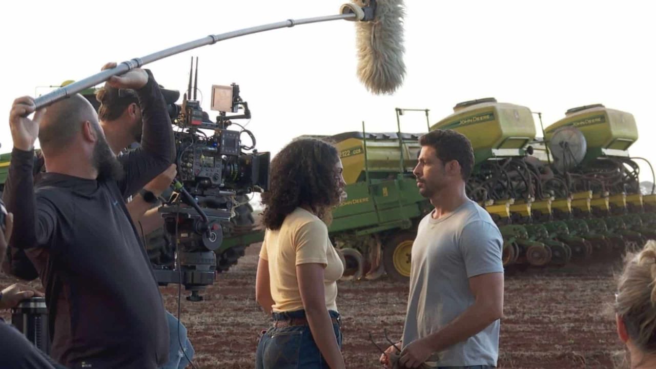 Barbara Reis e Cauã Reymond em cena de bastidores de Terra e Paixão