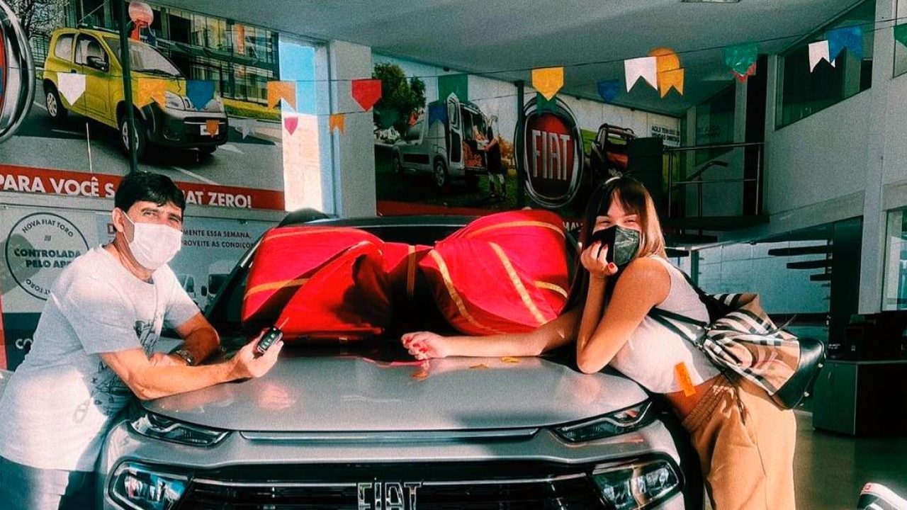 Thaís Braz decidiu presentear o pai com um carro (foto: Reprodução)