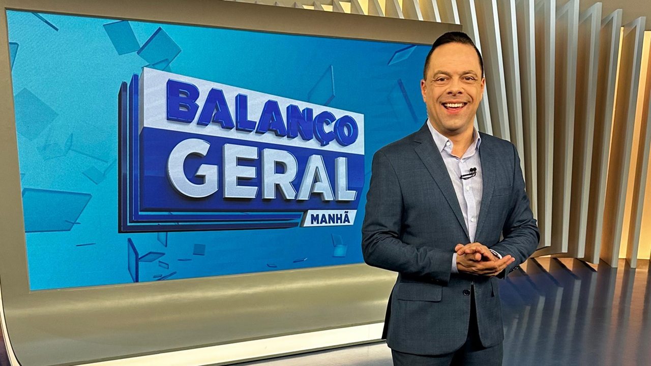 Foto do apresentador Thiago Gardinali no estúdio do Balanço Geral