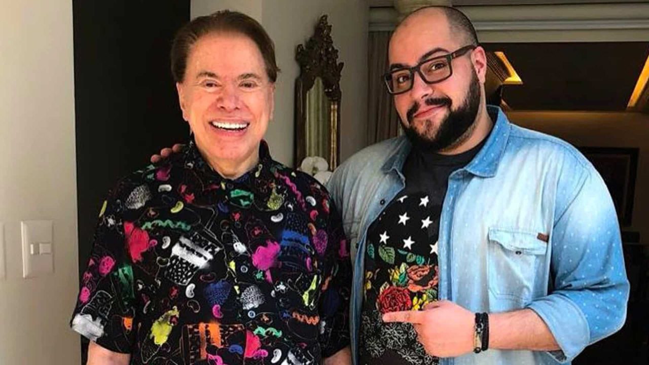 Foto de Silvio Santos ao lado de Tiago Abravanel