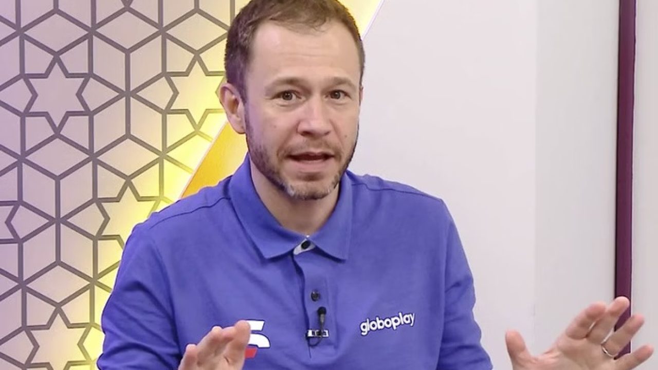 Foto de Tiago Leifert nos estúdios da Globo com o uniforme azul de contratado