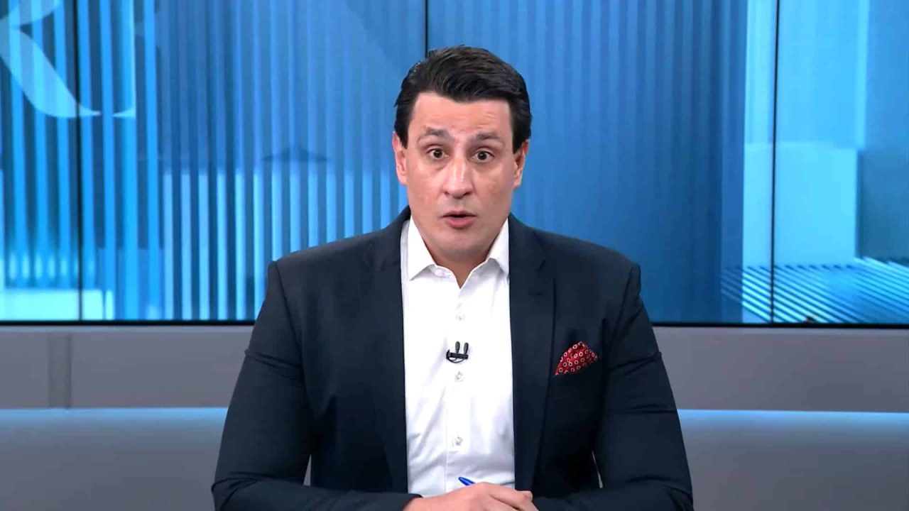 Foto do apresentador Tiago Pavinatto no estúdio do Linha de Frente, programa da Jovem Pan News