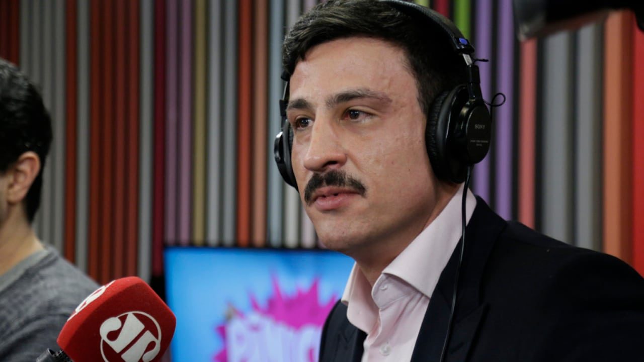 Imagem com foto de Tiago Pavinatto durante participação no programa Pânico em 2019