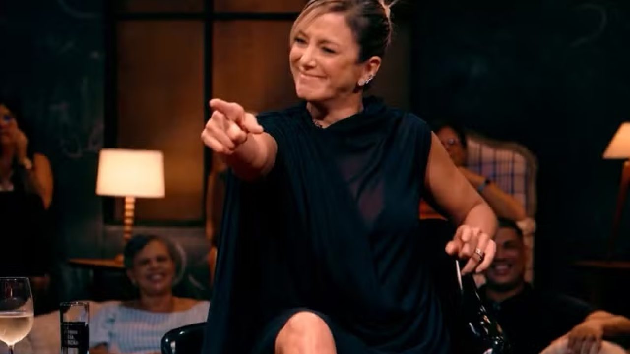 Ticiane Pinheiro aparece sorridente e descontraída durante sua participação no programa Que História é Essa, Porchat?, exibido no GNT. Sentada, de vestido preto, ela aponta com humor para alguém na plateia, em um momento leve que arrancou risadas do público.