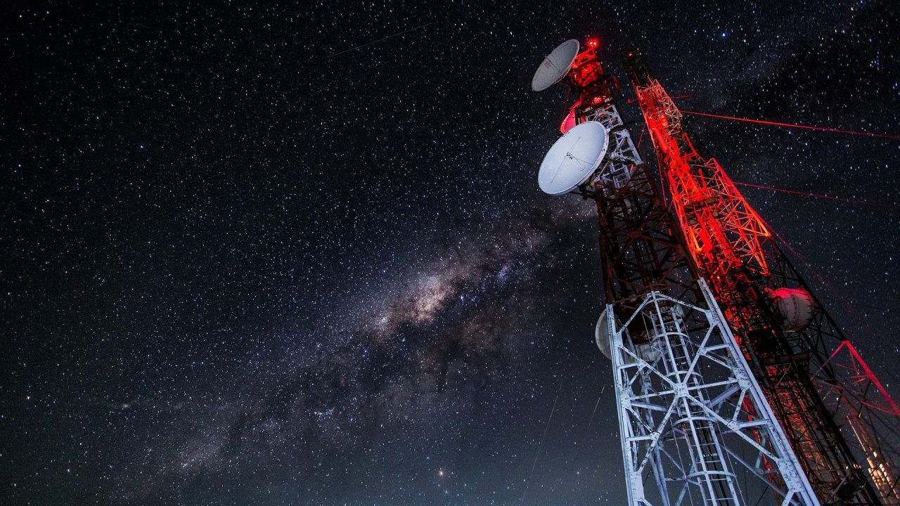 Imagem com foto de uma antena de telecomunicações