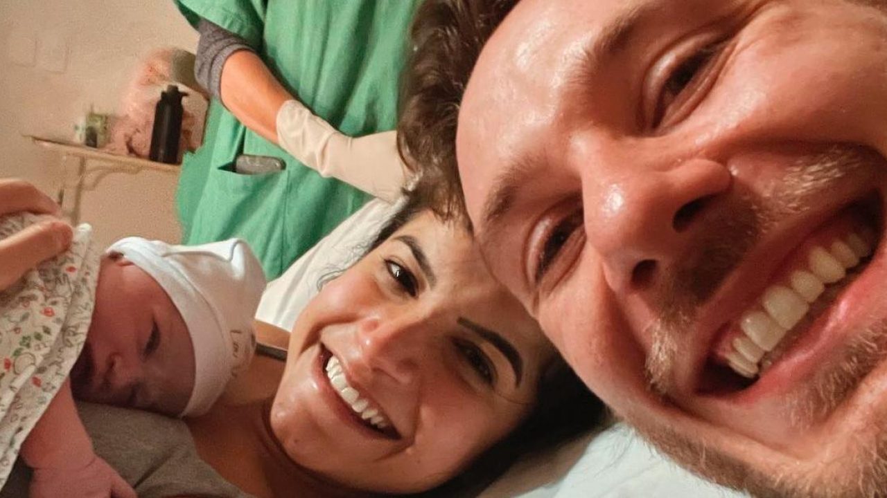 Vanessa Lino e João Zanella posam ao lado de seu primeiro filho (foto: Reprodução)