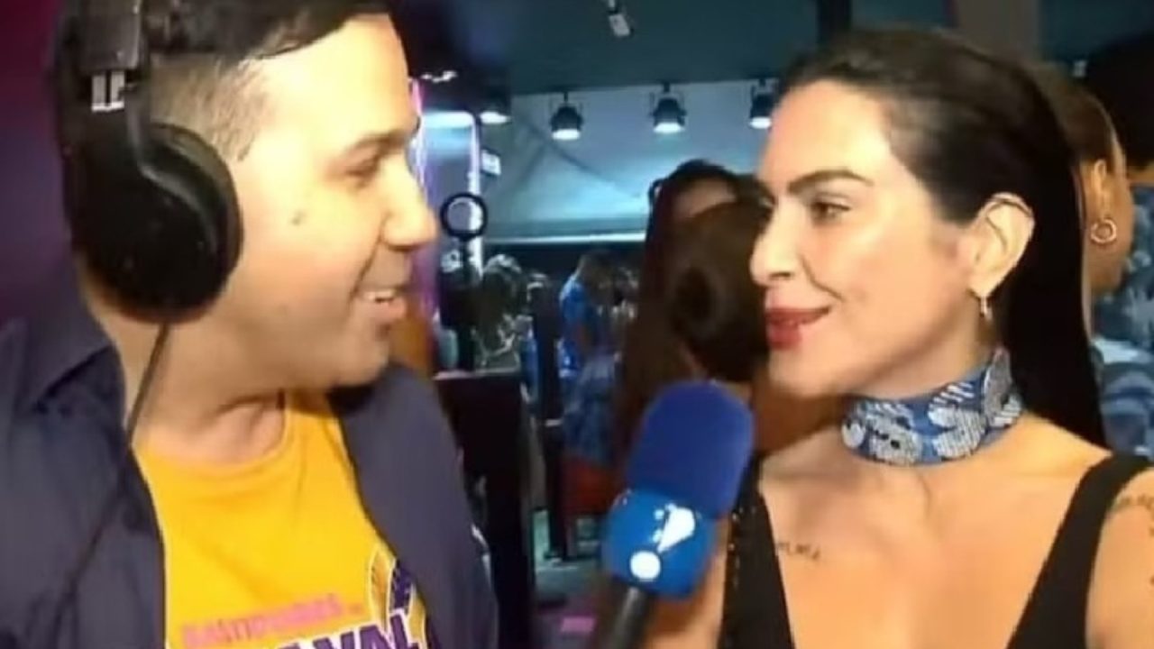 Foto de Viny Vieira entrevistando Cleo Pires em programa da RedeTV!