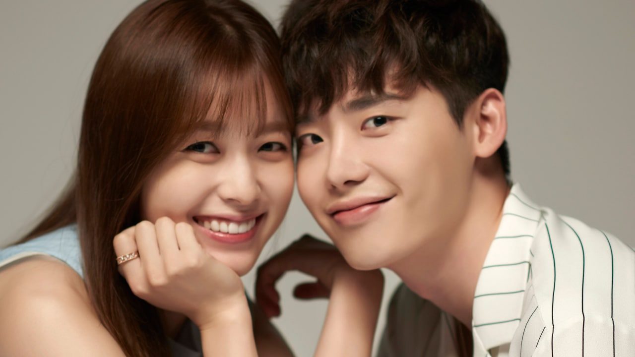 Os atores Han Hyo-joo e Lee Jong-suk, protagonistas de W-Dois Mundos, em foto divulgada pela RedeTV!