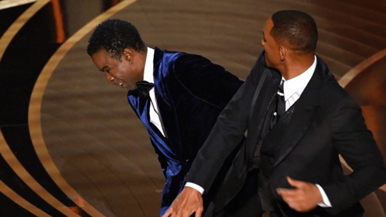 Foto de Will Smith agredindo o comediante Chris Rock