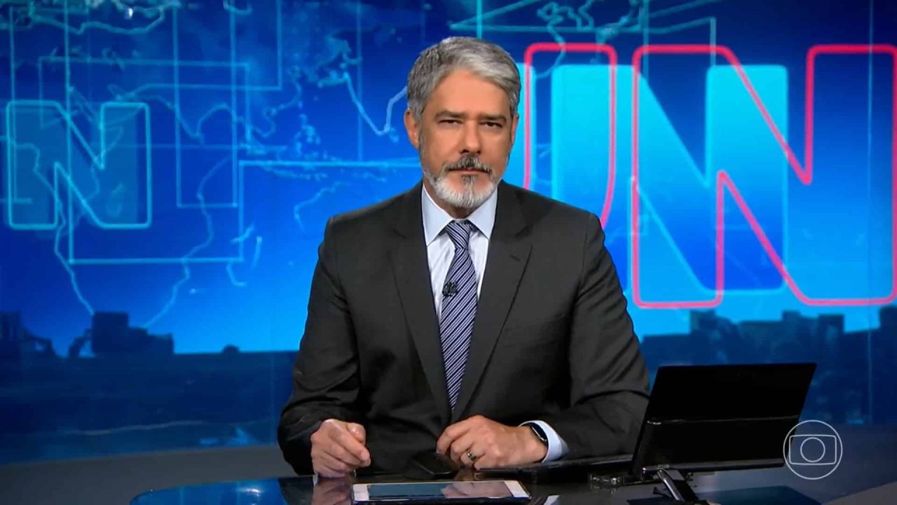 Foto do apresentador William Bonner na bancada do Jornal Nacional