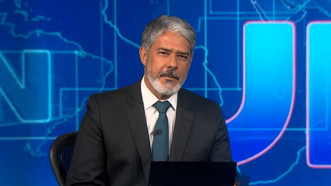 Imagem com foto de William Bonner na bancada do Jornal Nacional