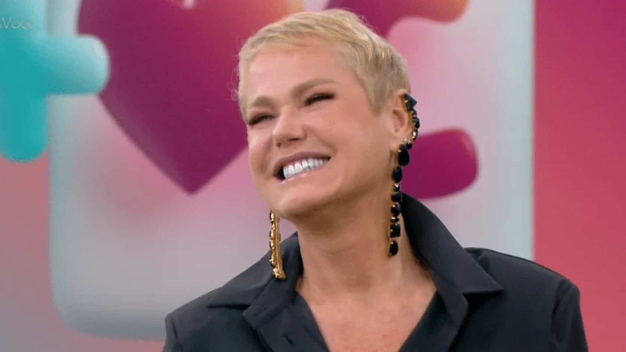 Foto de Xuxa sorrindo de cabelo loiro curtinho