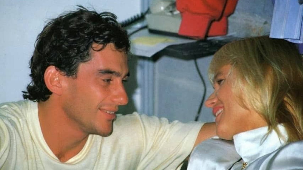 Foto da apresentadora Xuxa Meneghel ao lado de Ayrton Senna