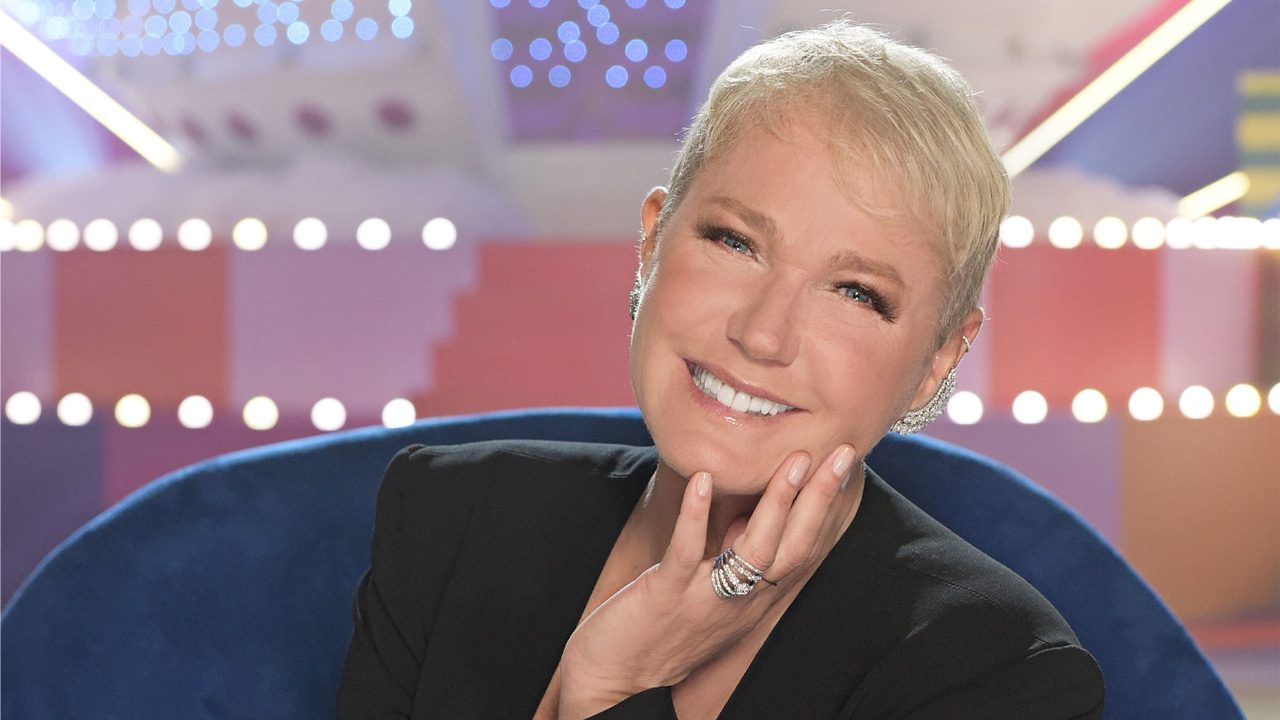 Xuxa Meneghel aparece em foto com sua tradicional nave ao fundo