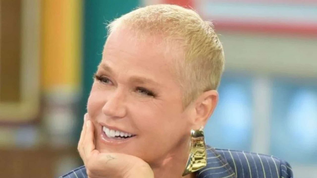 Foto de Xuxa com mão no queixo