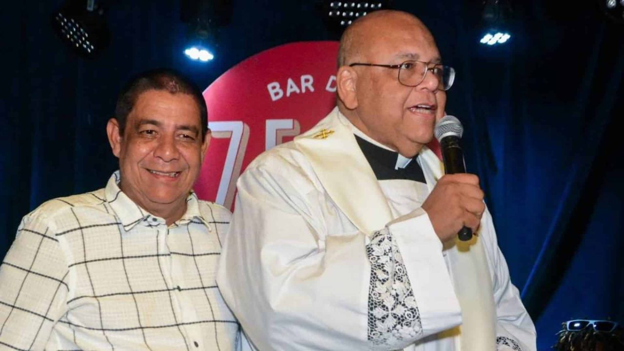 Foto de Zeca Pagodinho com padre